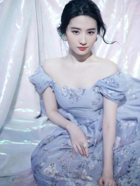 微博之夜四美登台,网友直呼神仙画面,刘亦菲不与杨幂牵手引争议