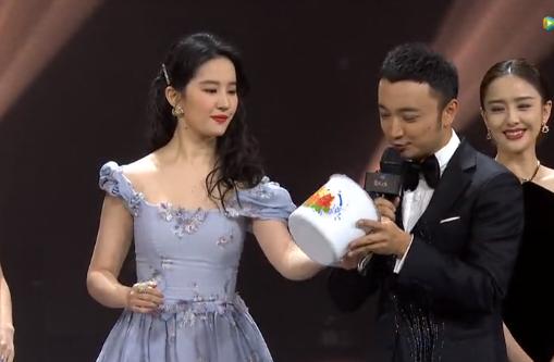 微博之夜四美登台,网友直呼神仙画面,刘亦菲不与杨幂牵手引争议