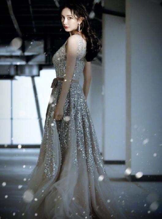 微博之夜四美登台,网友直呼神仙画面,刘亦菲不与杨幂牵手引争议