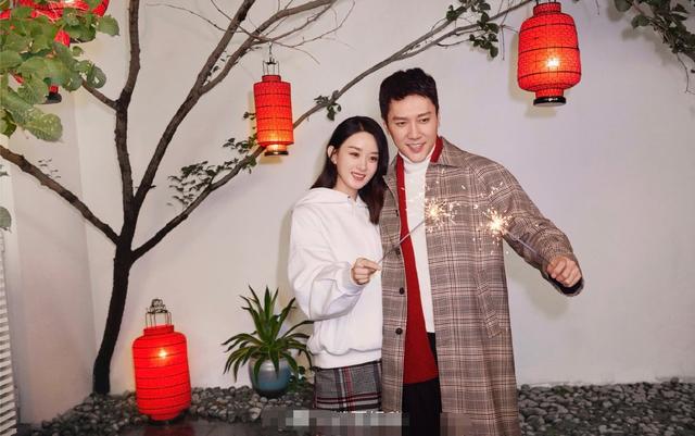 HM新年代言大片,杨幂给人一种穿不起的感觉,看到赵丽颖,爱了!