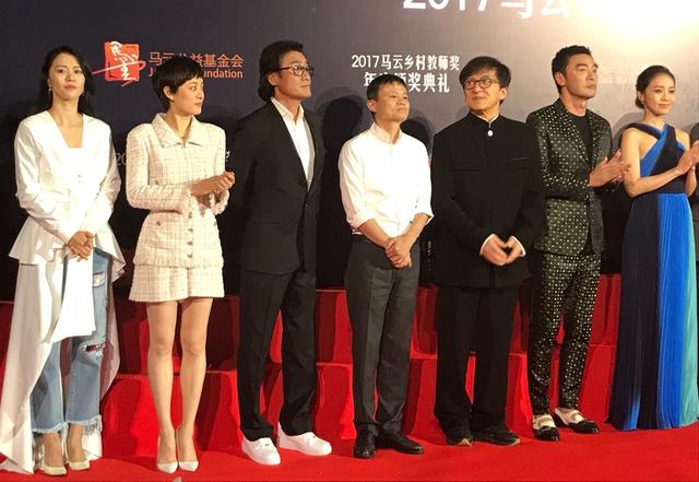孙俪待遇“升级”,与马云同台气质出众,西装掐出小细腰十分迷人