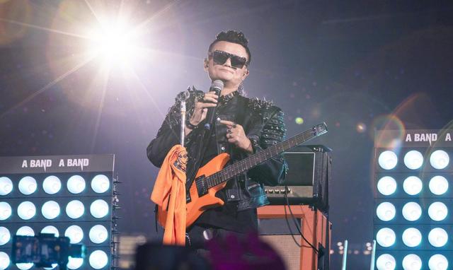 孙俪待遇“升级”,与马云同台气质出众,西装掐出小细腰十分迷人