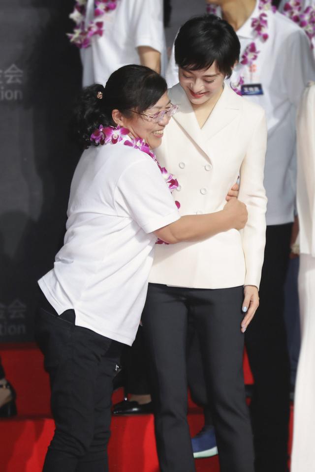 孙俪待遇“升级”,与马云同台气质出众,西装掐出小细腰十分迷人