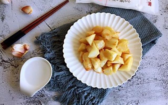 这几类人冬季吃山药好处超级多,不仅润肺养胃,关键是好吃还便宜