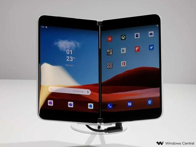 虽然Surface Duo在圣诞节才上市,但是纳德拉已经带着它出街了