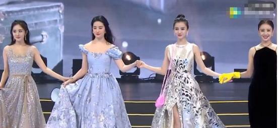 和刘恺威离婚388天后,传恋上小3岁小鲜肉,高级炫富一对耳环68万