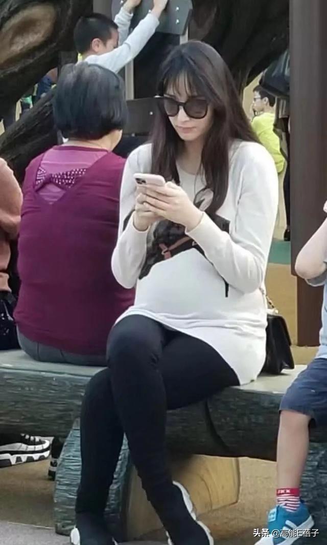 出来游玩纪晓波只看手机不管孩子?吴佩慈晒照反驳:最好的爸爸