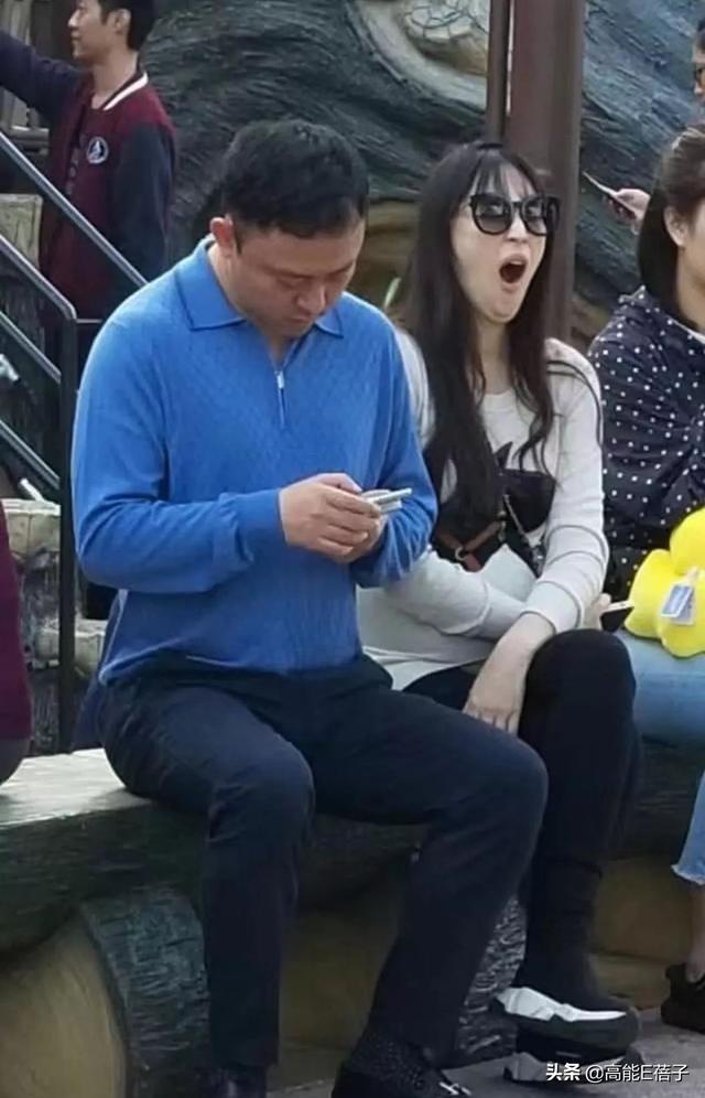 出来游玩纪晓波只看手机不管孩子?吴佩慈晒照反驳:最好的爸爸