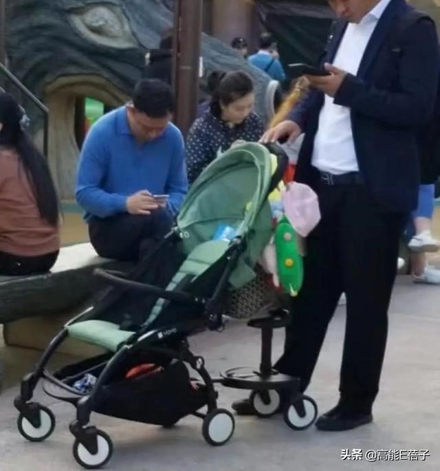 出来游玩纪晓波只看手机不管孩子?吴佩慈晒照反驳:最好的爸爸