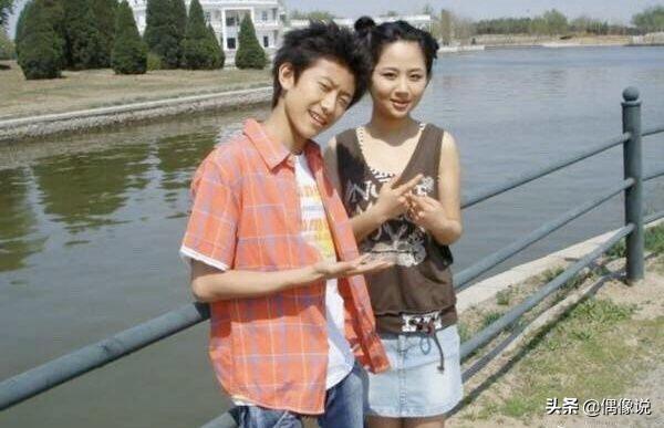 杨紫和张一山同台录制北京卫视春晚，两人甜蜜牵手，身高很般配