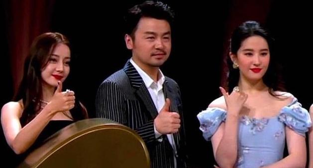 合照:刘亦菲热情挽着ab,杨幂伸手过去结果落空,小眼神好有意思