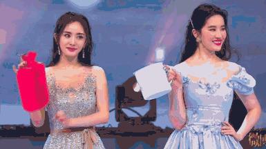 合照:刘亦菲热情挽着ab,杨幂伸手过去结果落空,小眼神好有意思