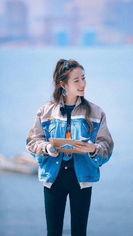 迪丽热巴年度七大造型,好身材太抢镜。网友:太过分了