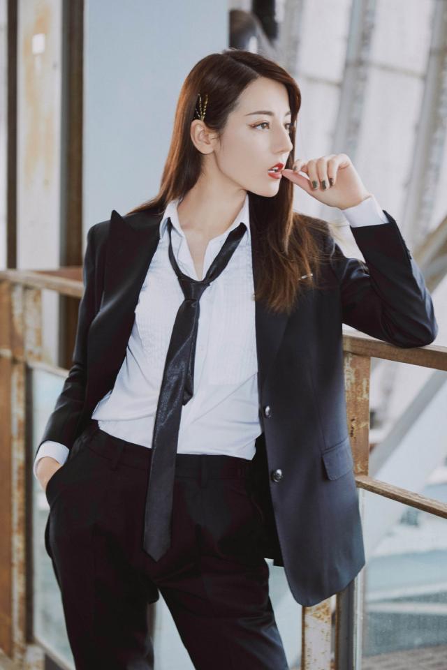 迪丽热巴年度七大造型,好身材太抢镜。网友:太过分了