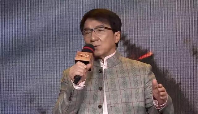 65岁成龙童心未泯,偷吃蛋糕太可爱,为拍新电影他差点溺水身亡