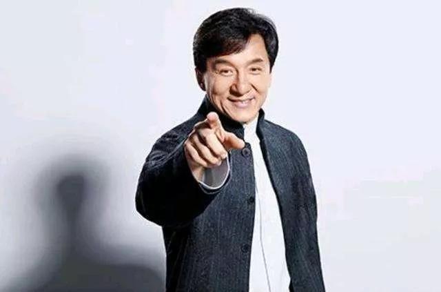 65岁成龙童心未泯,偷吃蛋糕太可爱,为拍新电影他差点溺水身亡