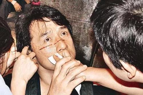 65岁成龙童心未泯,偷吃蛋糕太可爱,为拍新电影他差点溺水身亡