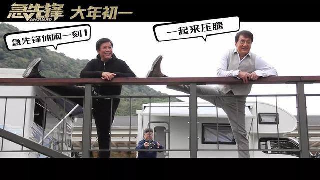 65岁成龙童心未泯,偷吃蛋糕太可爱,为拍新电影他差点溺水身亡