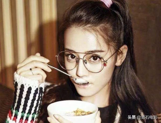 近视明星盘点:热巴1000度,刘昊然看不清电脑,陈伟霆把酒倒撒