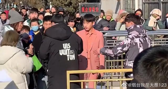 春晚联排下班生图,刘涛太有大佬气息,肖战腿好长走路一阵风一样