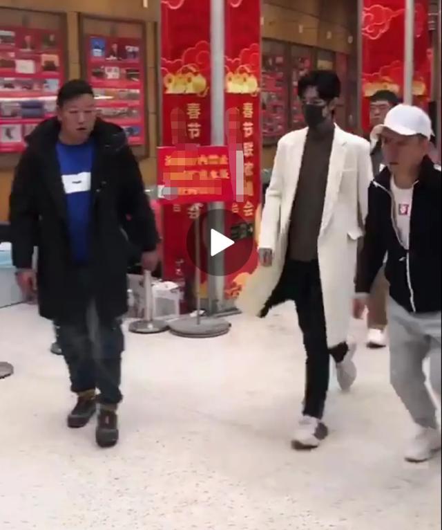 春晚联排下班生图,刘涛太有大佬气息,肖战腿好长走路一阵风一样