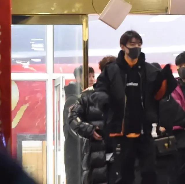 春晚联排下班生图,刘涛太有大佬气息,肖战腿好长走路一阵风一样