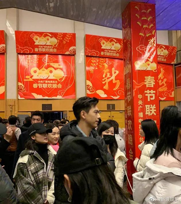 春晚联排下班生图,刘涛太有大佬气息,肖战腿好长走路一阵风一样