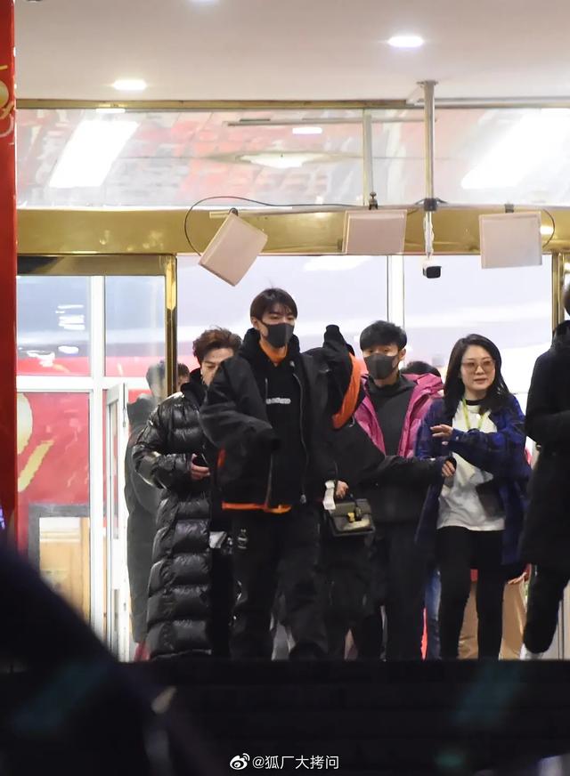 春晚联排下班生图,刘涛太有大佬气息,肖战腿好长走路一阵风一样