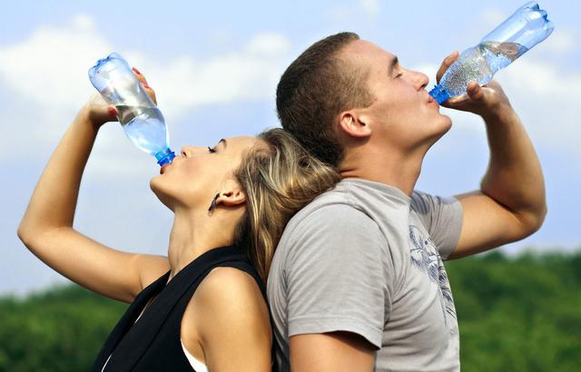 怎么喝水最健康，补水防病！营养专家告诉你们正确的喝水时间