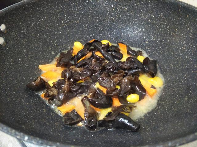 炒青菜时，学会1个小技巧，菜叶绿的油亮不发黑，出锅又脆又香