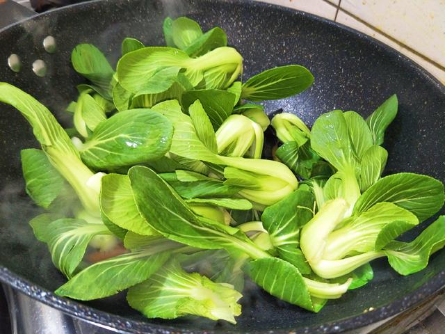 炒青菜时，学会1个小技巧，菜叶绿的油亮不发黑，出锅又脆又香