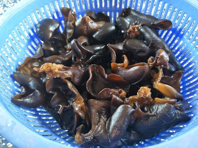 炒青菜时,学会1个小技巧,菜叶绿的油亮不发黑,出锅又脆又香
