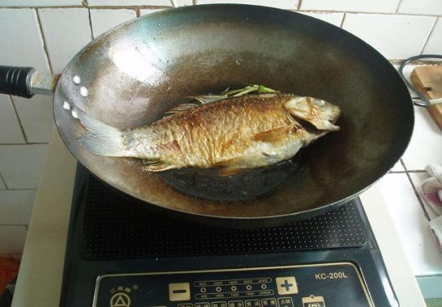 不管煎什么鱼,只要牢记这2步,鱼皮不破不粘锅,还没一点腥味