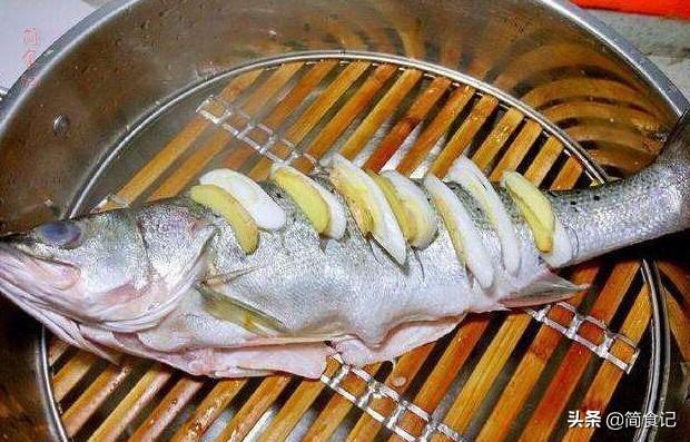 做清蒸鱼时，别直接浇豉油！大厨教你小窍门，鱼肉更鲜，没腥味