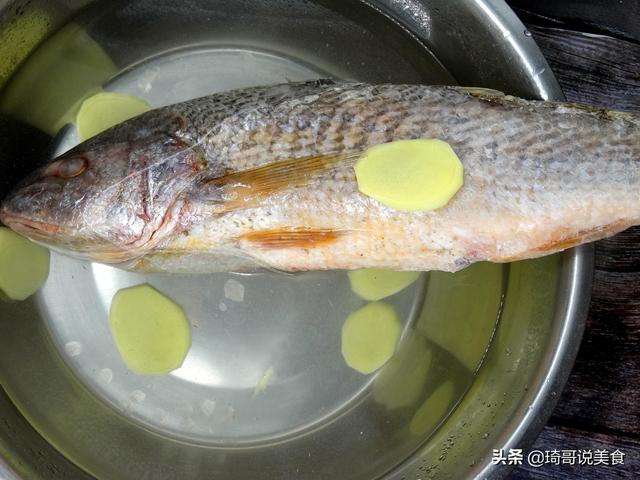 不论解冻啥鱼，不要直接用水浸泡，教你一招，做清蒸鱼都好吃