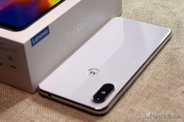 从2499降至899,摩托罗拉6+128GB中端机,却依然“低配高价”