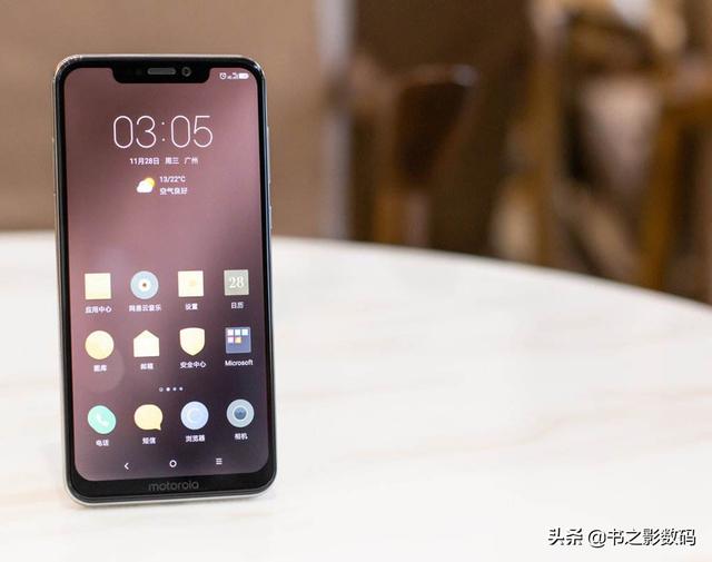 从2499降至899,摩托罗拉6+128GB中端机,却依然“低配高价”