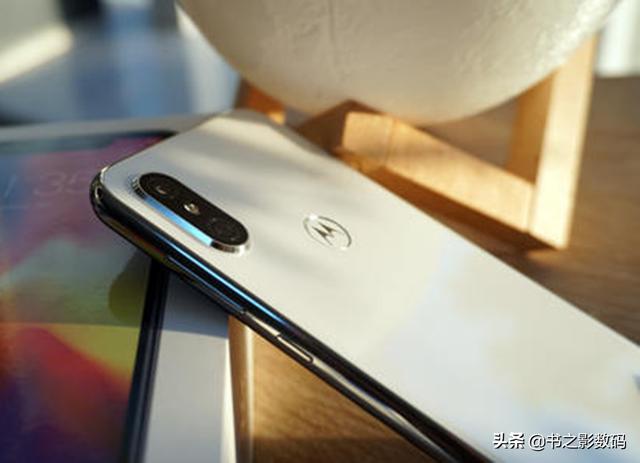 从2499降至899,摩托罗拉6+128GB中端机,却依然“低配高价”