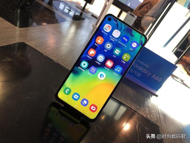 三星元气满满,屏幕发声+3200万三摄,1399起很良心了