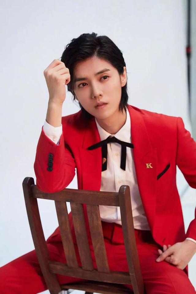 旧四大流量现状堪忧?李易峰一年多无作品,鹿晗活动礼服自己买?