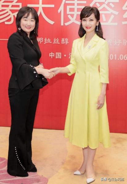 赵雅芝,求你了!别再死磕少女感,黄颜色真不适合60多的女性