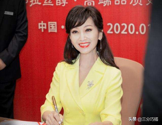 赵雅芝,求你了!别再死磕少女感,黄颜色真不适合60多的女性