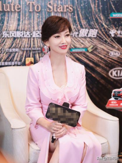 赵雅芝,求你了!别再死磕少女感,黄颜色真不适合60多的女性