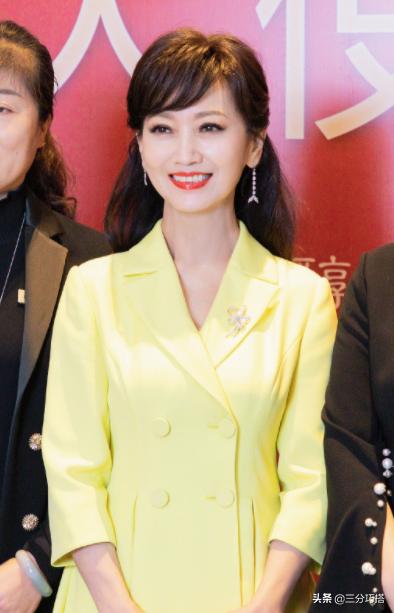 赵雅芝,求你了!别再死磕少女感,黄颜色真不适合60多的女性