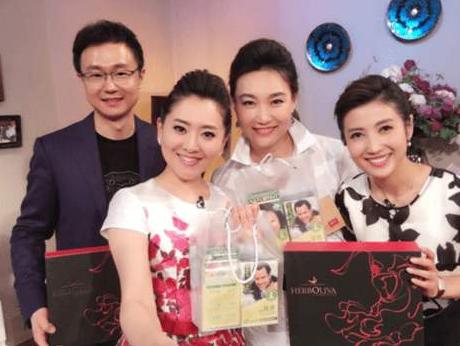央视"新国脸"刚强,娶2婚北京卫视"一姐"春妮,传丁克17年终得爱子