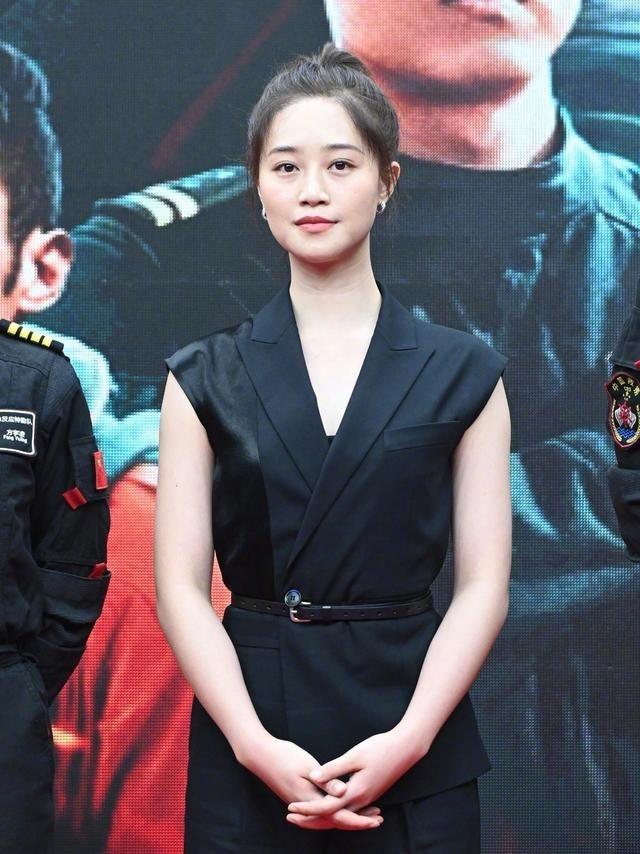 33岁辛芷蕾发福?换新发型脸就肿了,同框蓝盈莹颜值被碾压