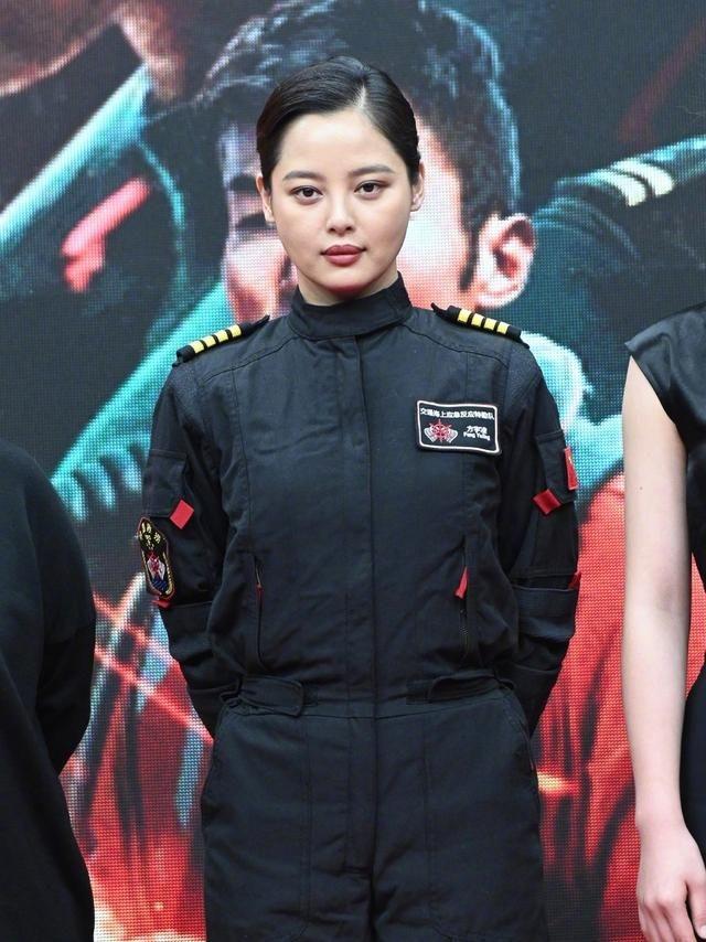 33岁辛芷蕾发福?换新发型脸就肿了,同框蓝盈莹颜值被碾压