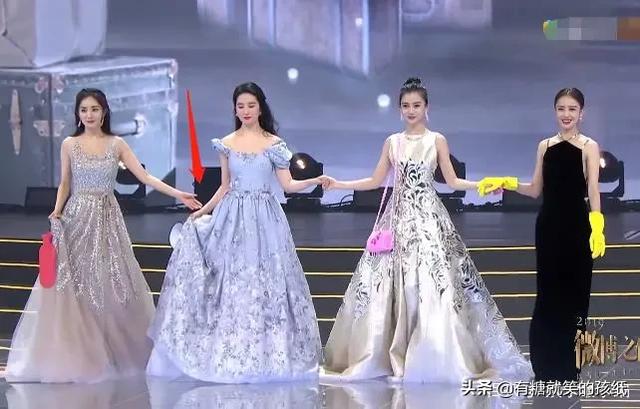 刘亦菲跟杨颖牵手,“却顾不上”杨幂,谁注意杨幂下“意识反应”