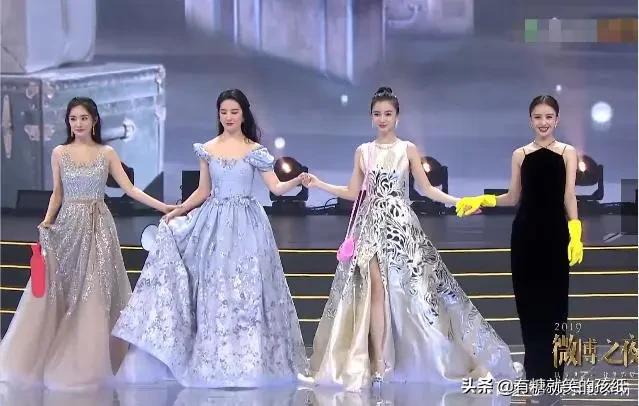 刘亦菲跟杨颖牵手,“却顾不上”杨幂,谁注意杨幂下“意识反应”