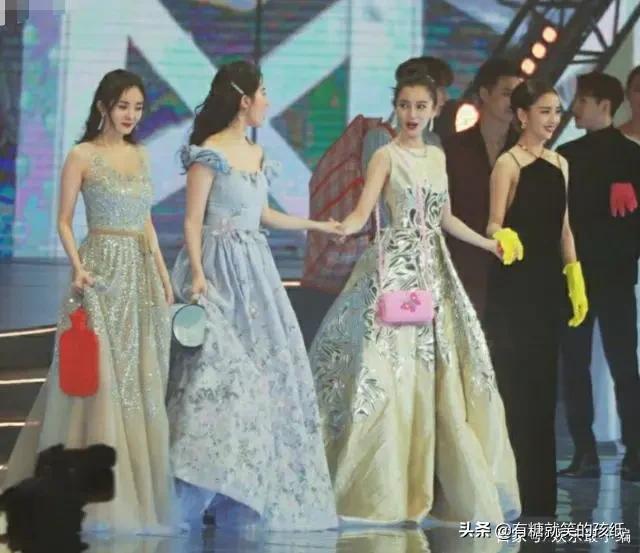 刘亦菲跟杨颖牵手,“却顾不上”杨幂,谁注意杨幂下“意识反应”